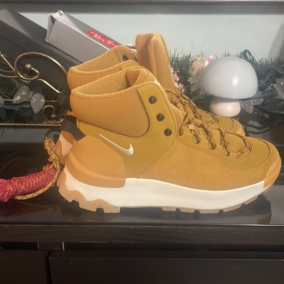 Nike boots - Picture 2 of 5